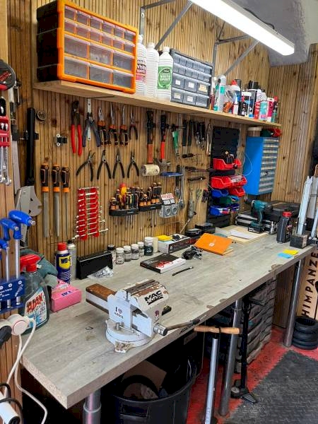 Scooter repairer in Cannes