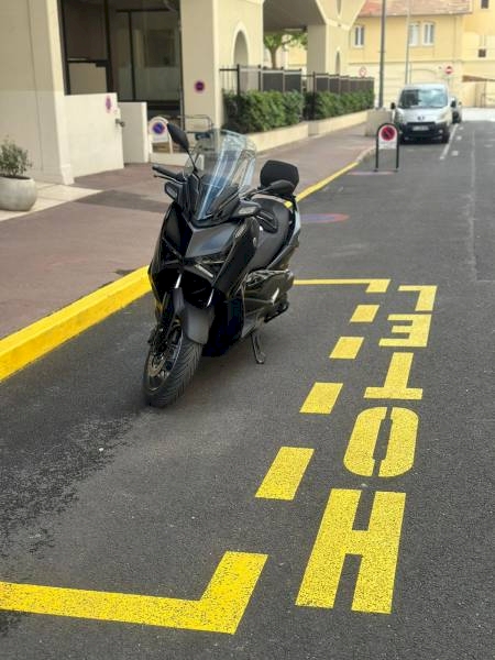 Scooter delivery in Valbonne